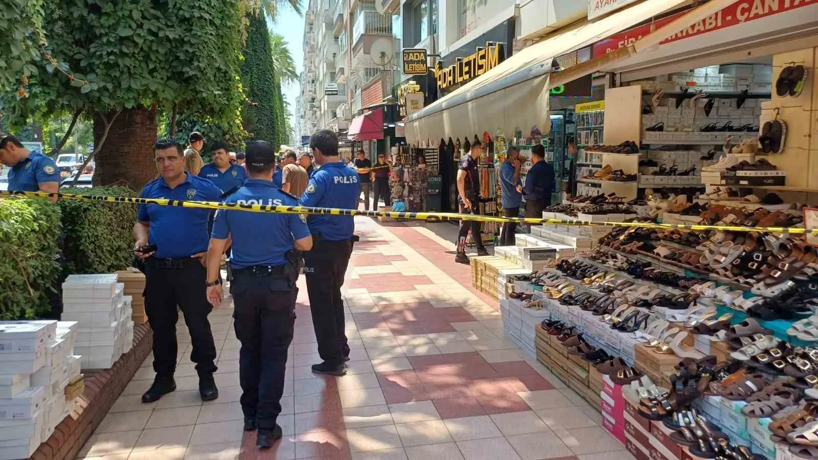 Efeler'de telefon mağazasına silahlı baskın: Esnaf yaşam mücadelesi veriyor