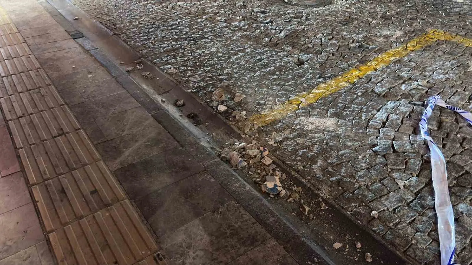 Aydın’da kaldırımda yürürken kabusu yaşadı: Çatıdan kopan beton parçaları dehşet saçtı