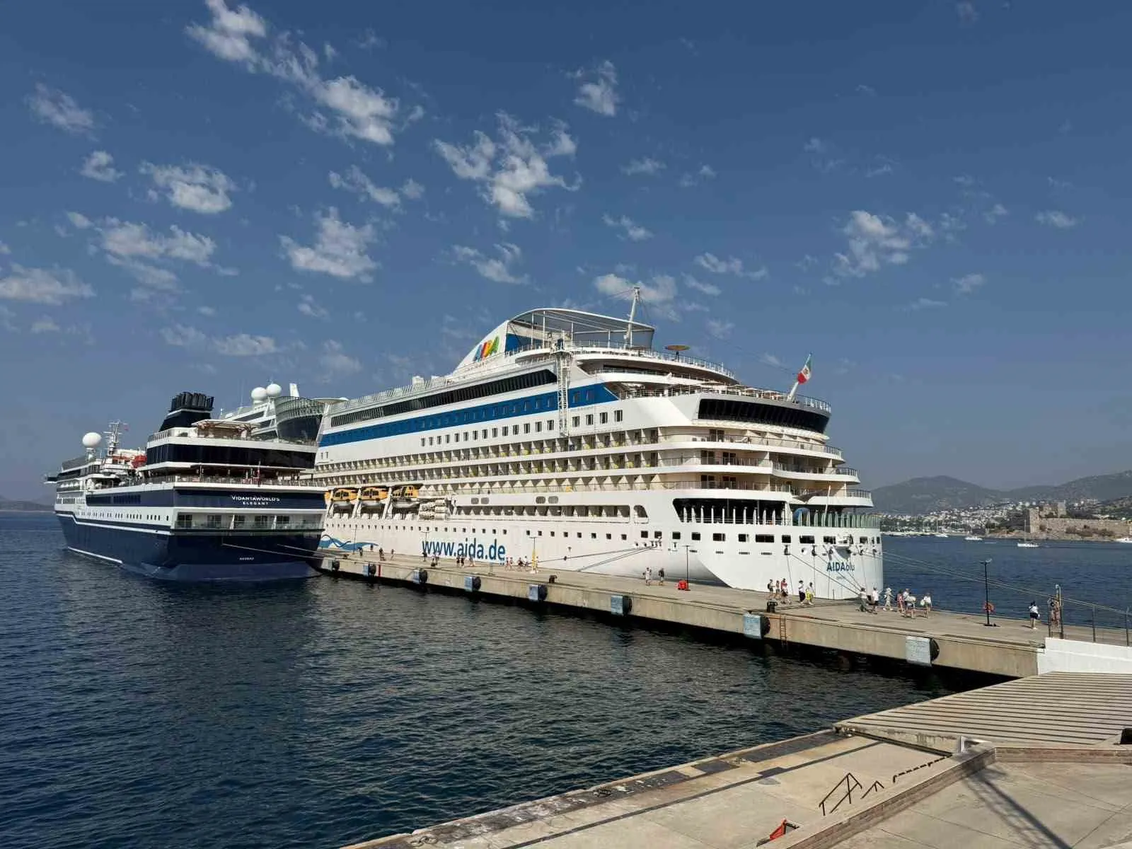 Bodrum limanında kruvaziyer bereketi: İki dev gemi aynı anda demir attı