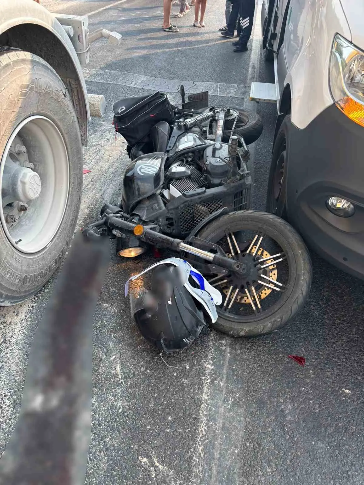 Milas trafiğinde dehşet anları: İki araca birden çarpan motosikletli yaşam savaşı veriyor