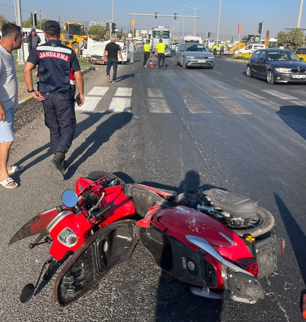Salihli'de Kavşak Faciası: Motosiklet ile Otomobil Çarpıştı, 4 Kişi Yaralı