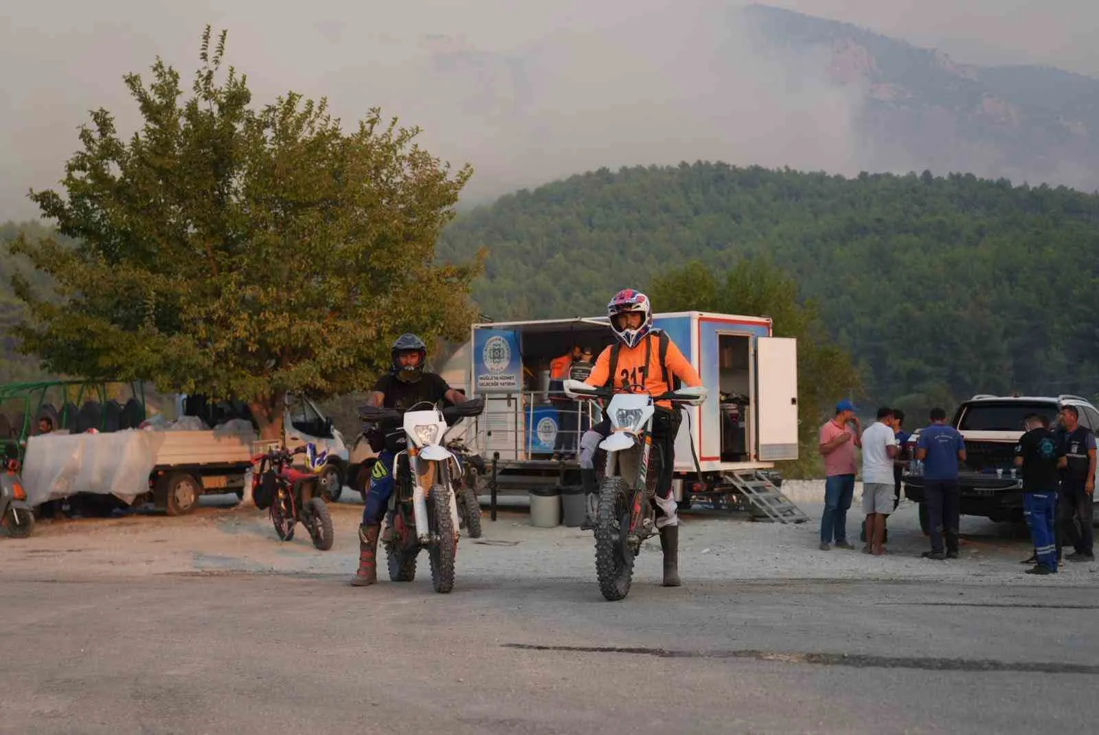 Yangının Ulaşamadığı Noktaya Enduro Motorlarıyla İkmal Köprüsü