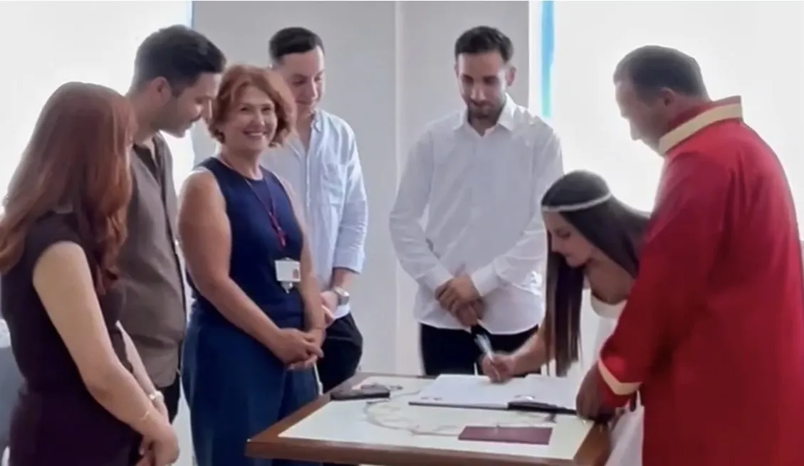 Kaderin önüne geçtiler: Hastane odasında beklenmedik tören