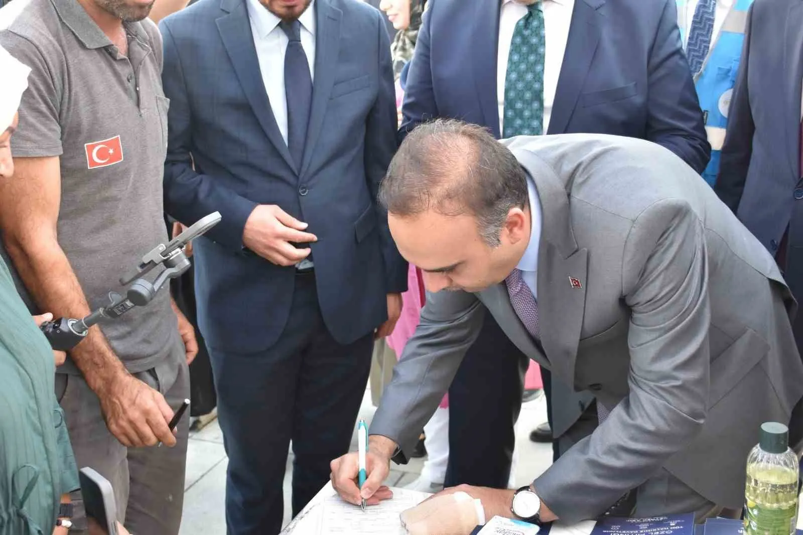 Bakan Kacır meydanda bizzat devraldı: Bir üye daha aileye katıldı