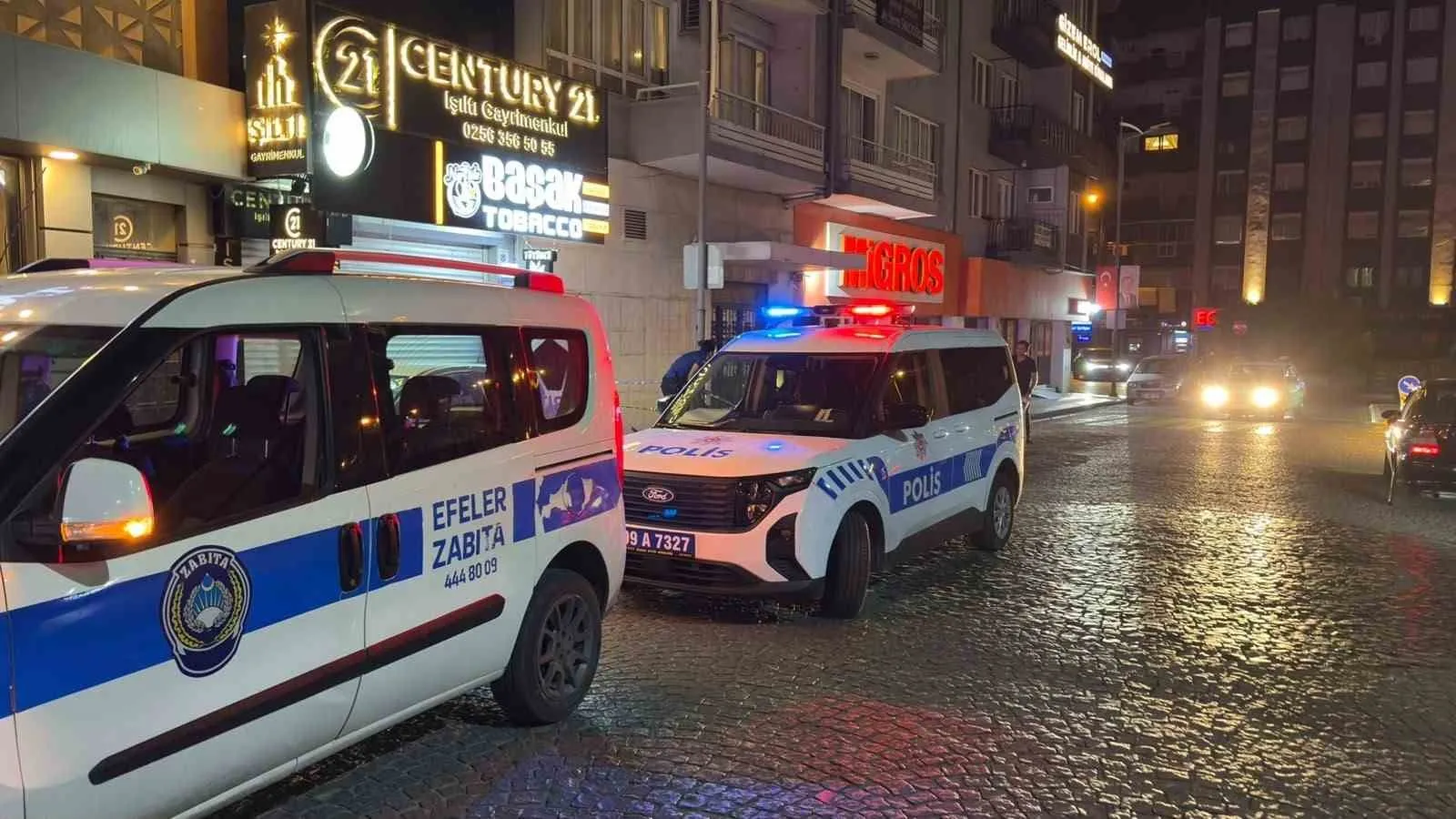 Aydın’da kaldırımda yürürken kabusu yaşadı: Çatıdan kopan beton parçaları dehşet saçtı