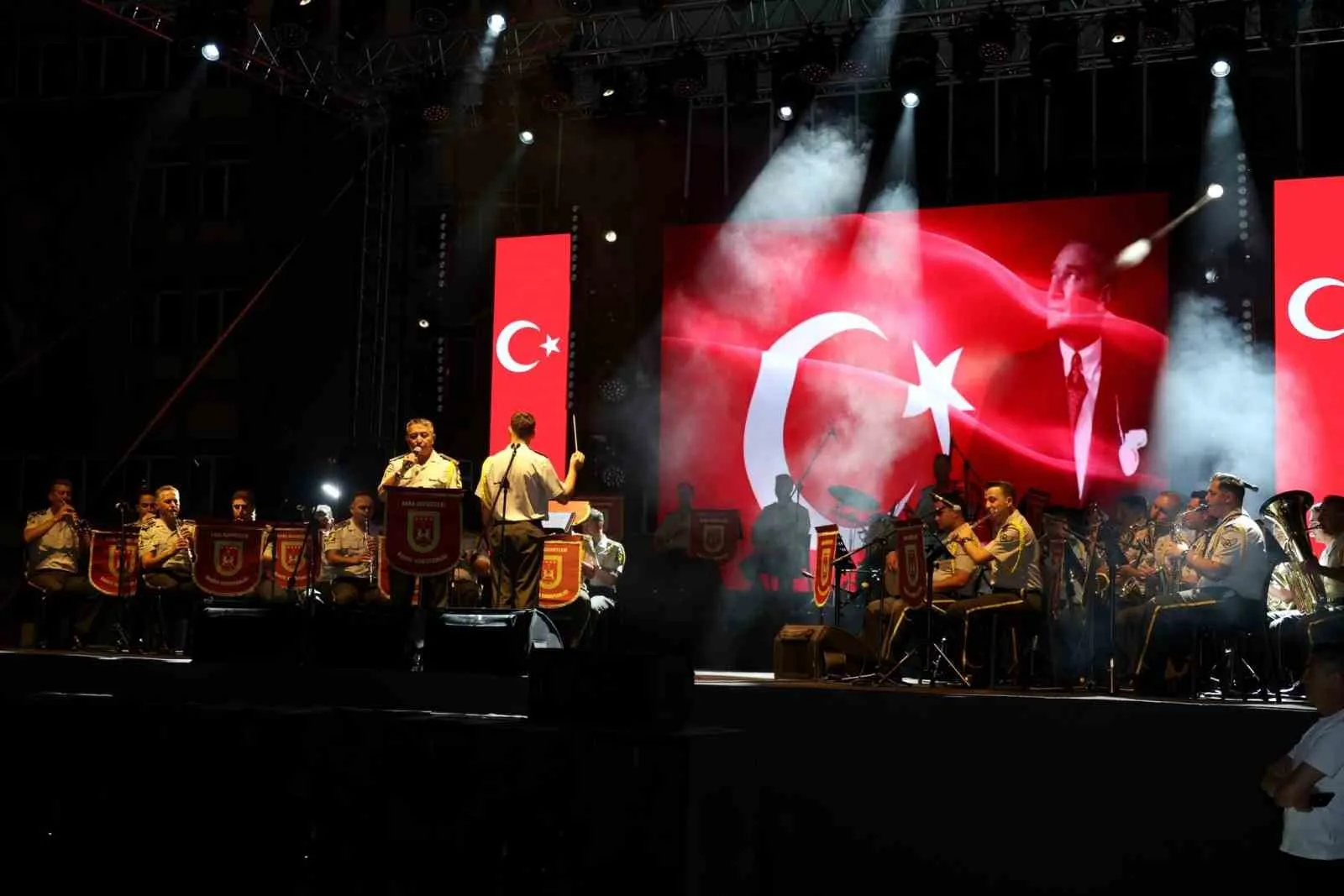 Afyonkarahisar’da Zafer Haftası’nda Renkli Buluşma: Askeri Bando ve Uluslararası Danslar Aynı Sahneyi Paylaştı
