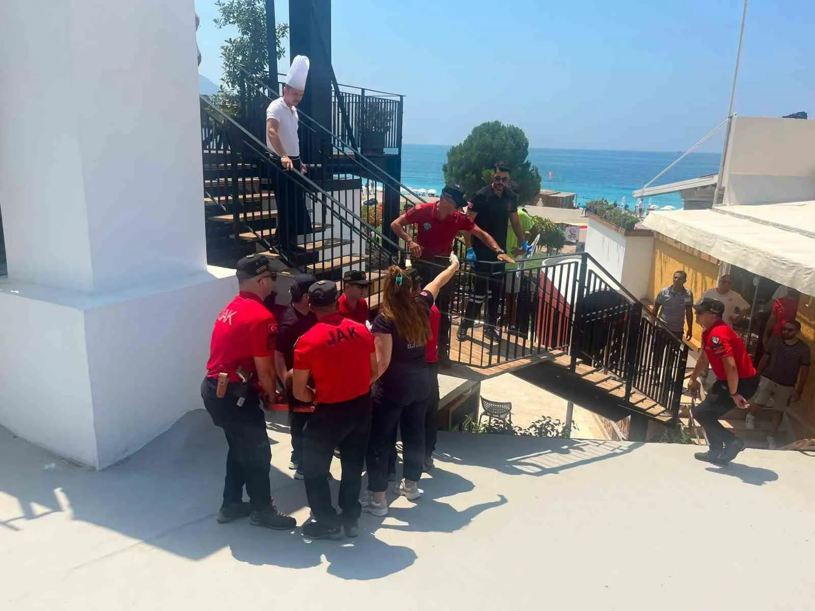 Babadağ'da gökyüzü keyfi kabusa döndü: Çatıya çakılan paraşütçüleri JAK kurtardı