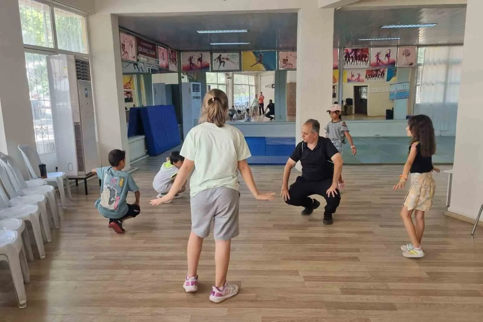 Efelerli minikler sahnede devleşiyor: Yaz tatili geleneksel ritimlerle şenlendi