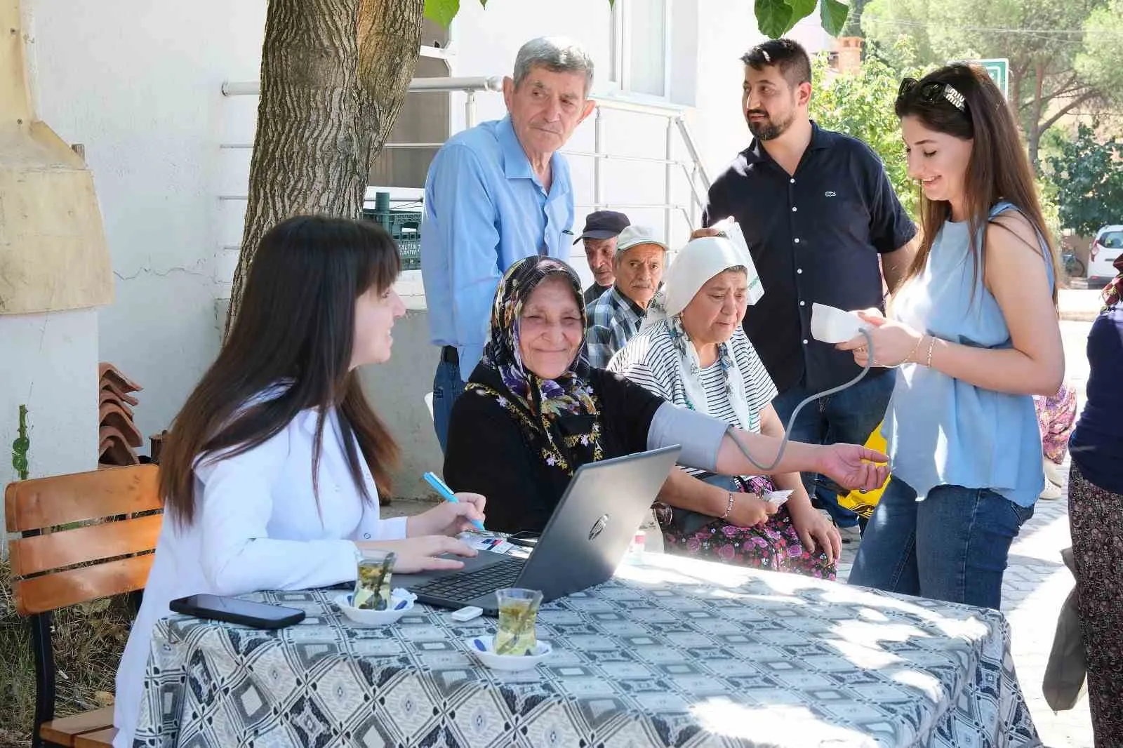 Menemen’de sağlık hizmeti vatandaşın ayağına gidiyor: İşitme testinde 2 bin barajı aşıldı