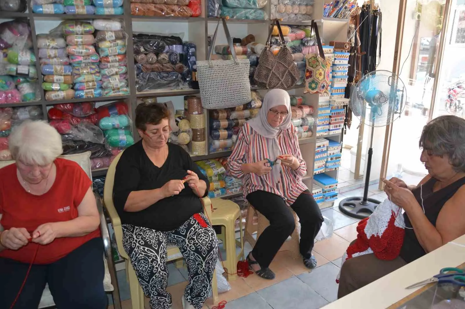 Zafer Coşkusu 10 Günde Örüldü: Demirci’de 15 Kadının Emeği Bin 813 Motifte Buluştu