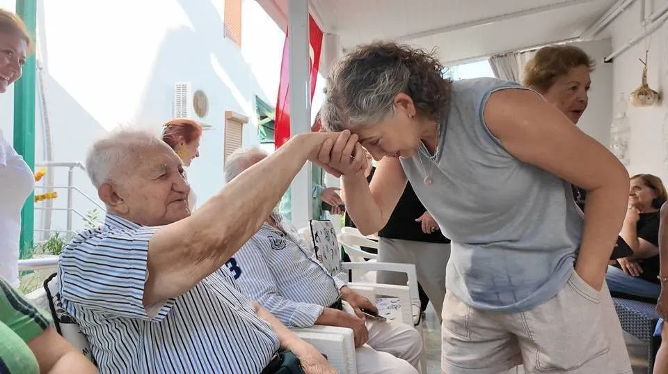Bir asrı deviren Yusuf Çobanoğlu’na Yenifoça’da vefalı doğum günü kutlaması