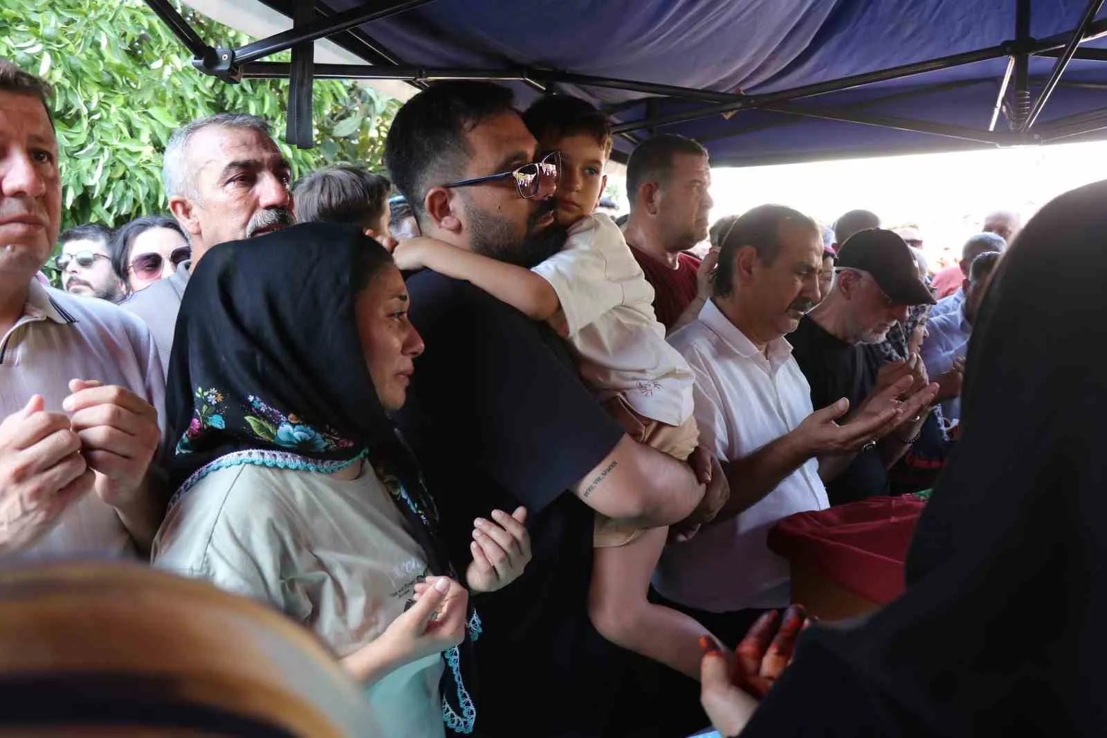Minik Güney'in Kundağı Mezarında Son Nöbetini Tutuyor: Acılı Baba Kuzey'le Helallik İstedi