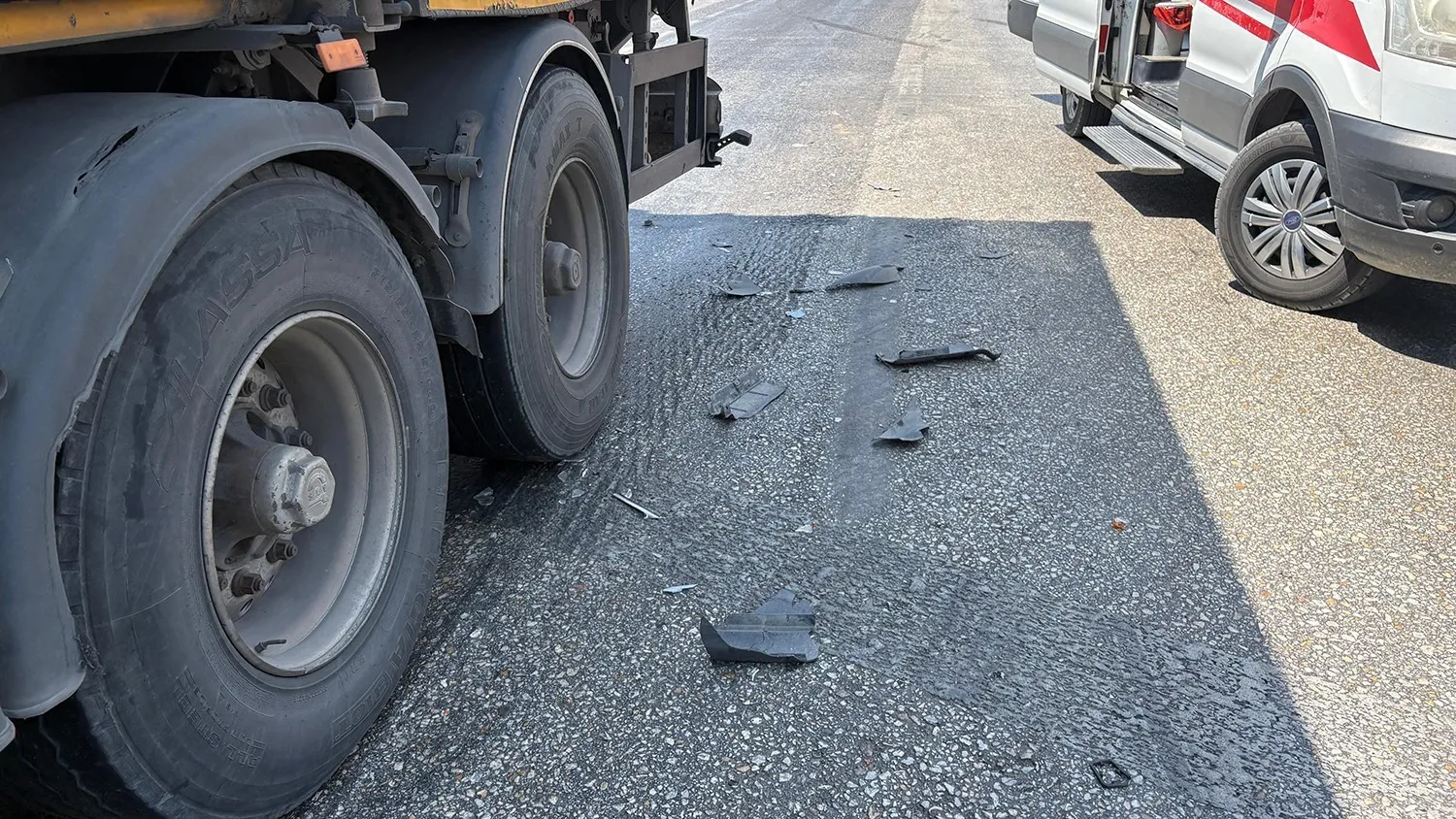Kula’da seyir halindeki tır ile otomobil çarpıştı: 76 yaşındaki sürücü yaralı