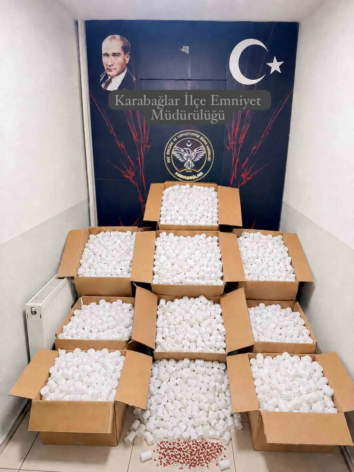 Karabağlar'da zehir tacirlerine operasyon: Metruk binadan servet çıktı