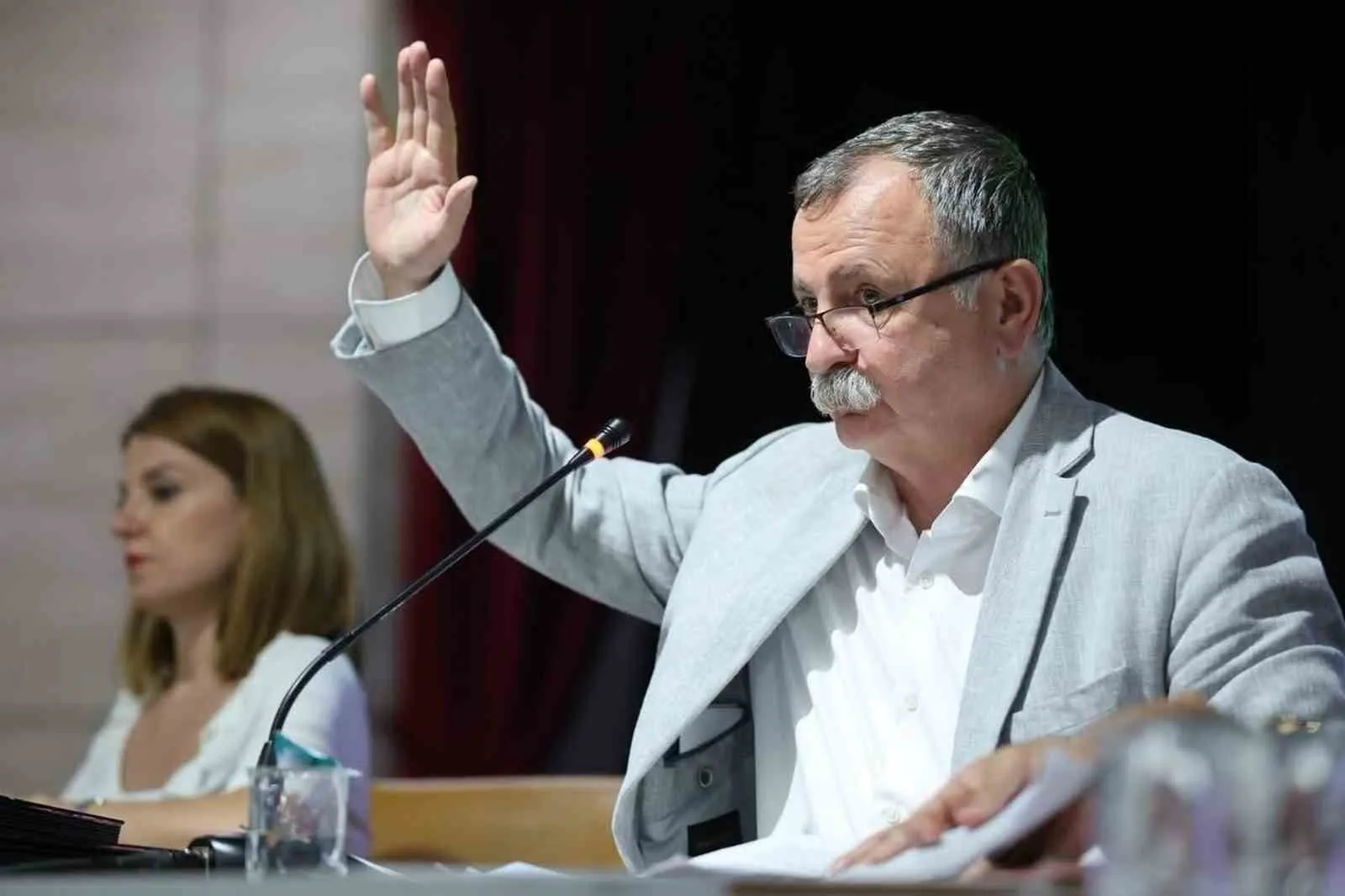 Yunusemre’de taşlar yerinden oynadı: Meclis’te kritik revizyon