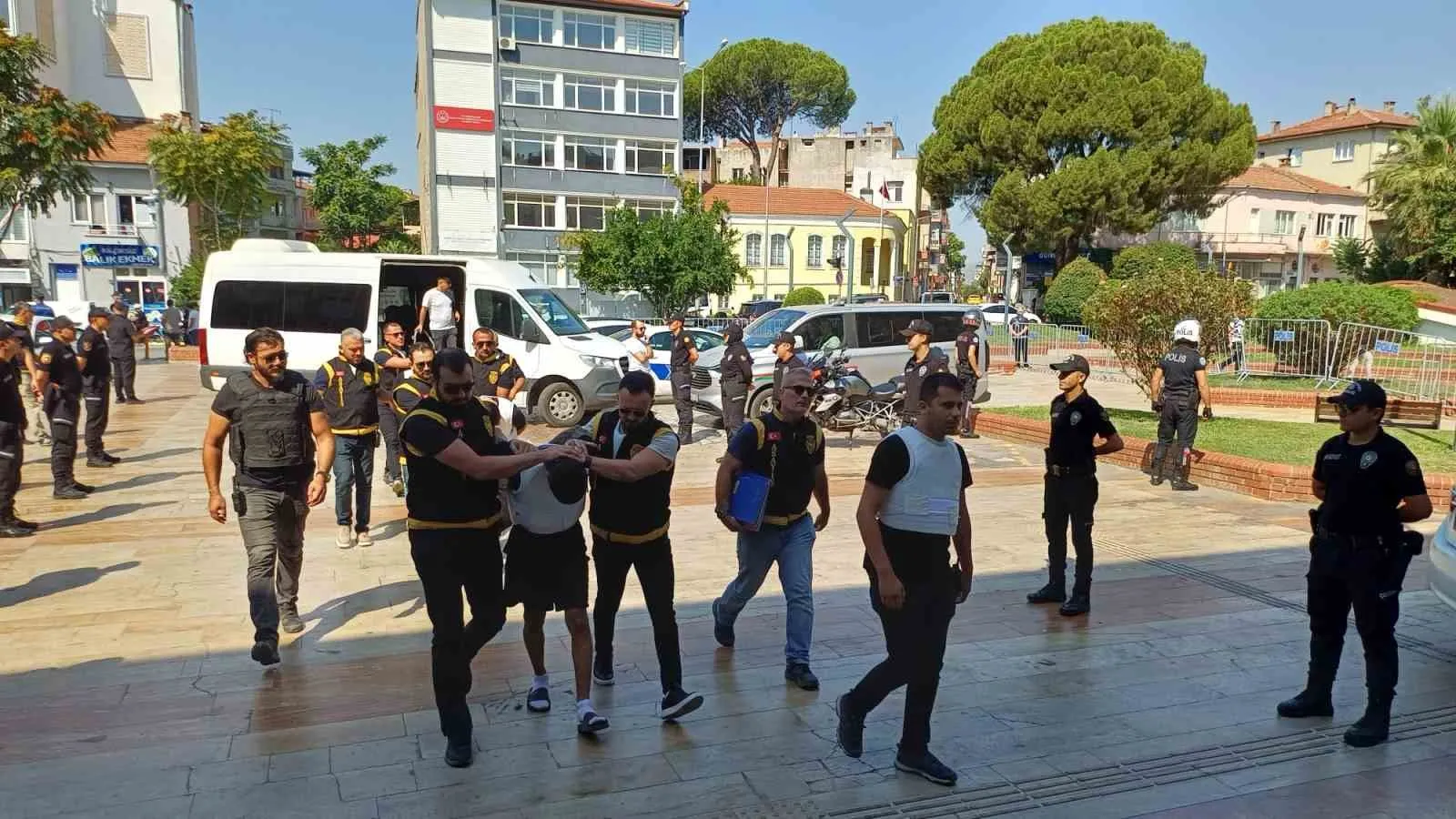 Aydın'da telefon dükkanına kanlı baskın: 4 şüpheli adliye yolunda