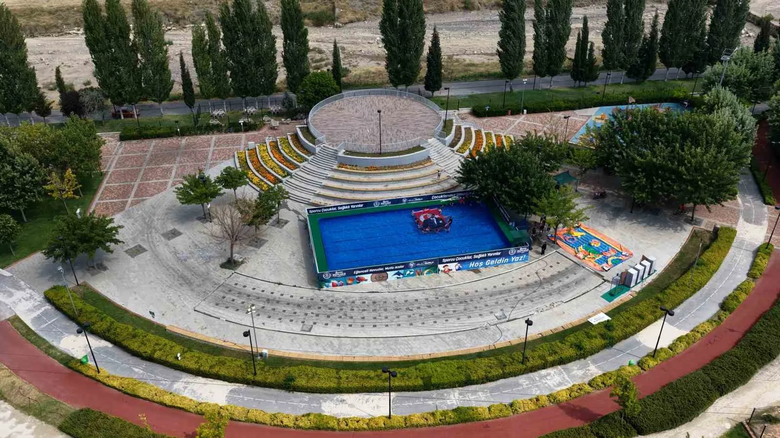 Manisa’da yazın adresi havuz başı oldu: Minikler hem serinliyor hem kulaç atıyor