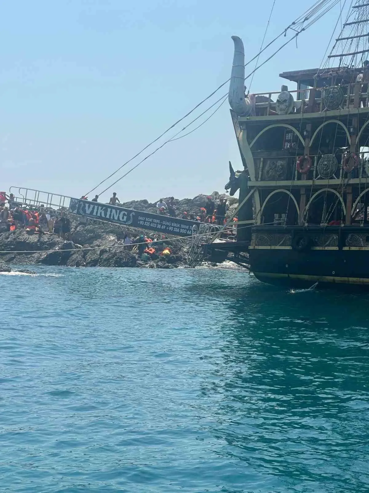 Ölüdeniz’de tur teknesi kabusu: 100 kişi tahliye edildi