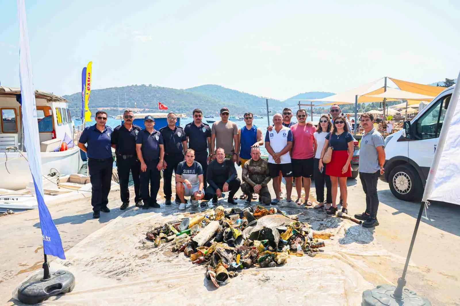 Bodrum’da mavi sulara nefes aldıran operasyon: 250 kilogram çöp toplandı