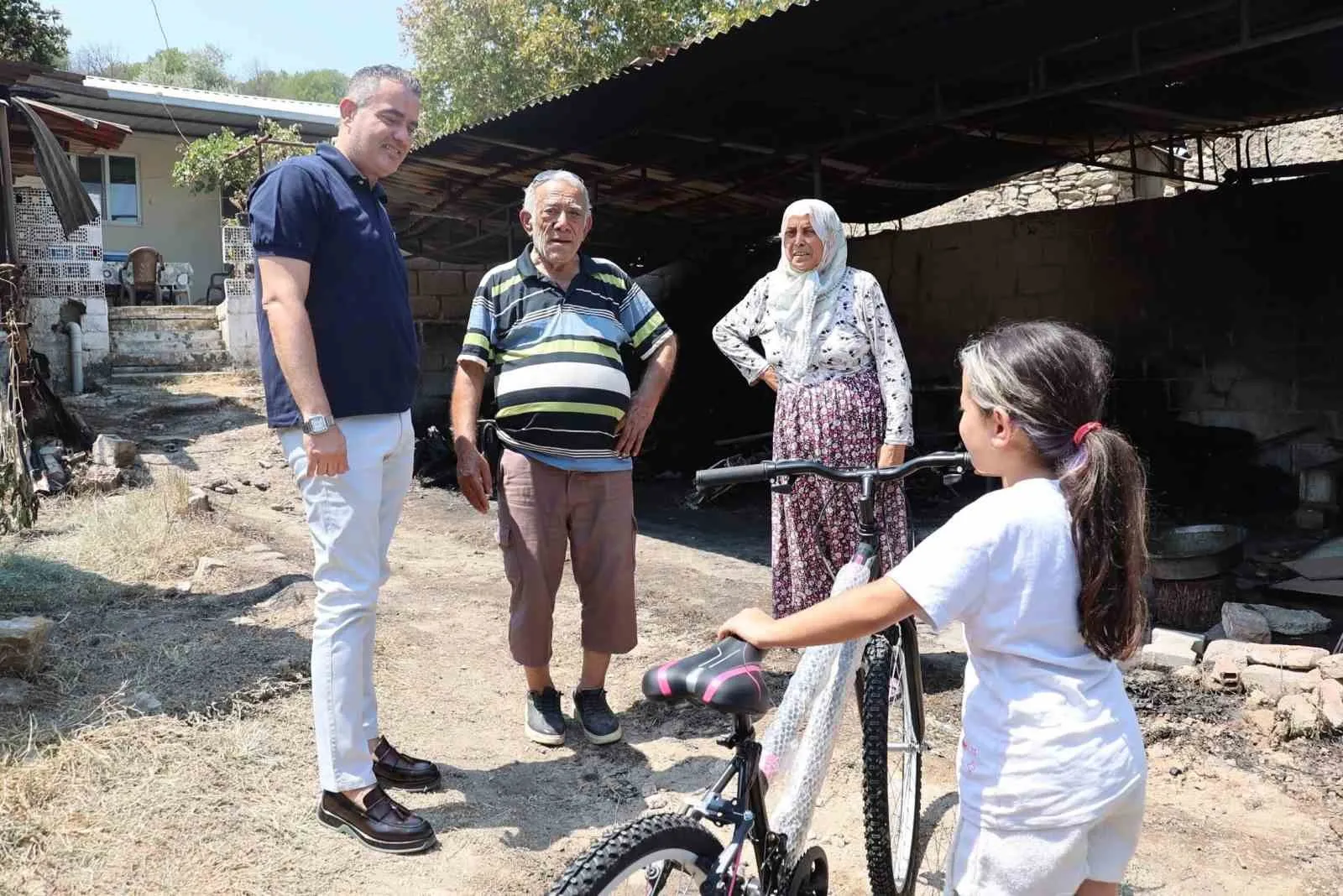 Alevlerin arasından gelen mutluluk: Başkan Arıcı minik Hazal’ı sevindirdi