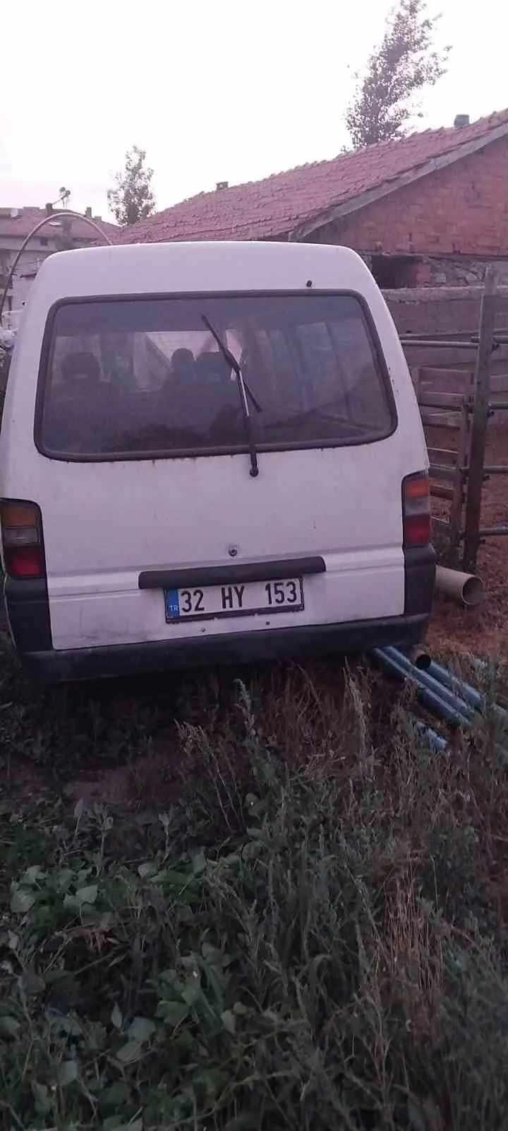 Bahçeye giren minibüs alev topuna döndü: Ev sahiplerinin hortumlu müdahalesi felaketi engelledi