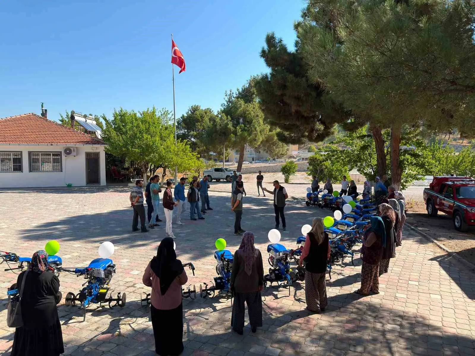 Gördes’te Kırsal Üretime Güç Katacak Hamle: Kadın Çiftçilere Sıfır Maliyetle Modern Ekipman