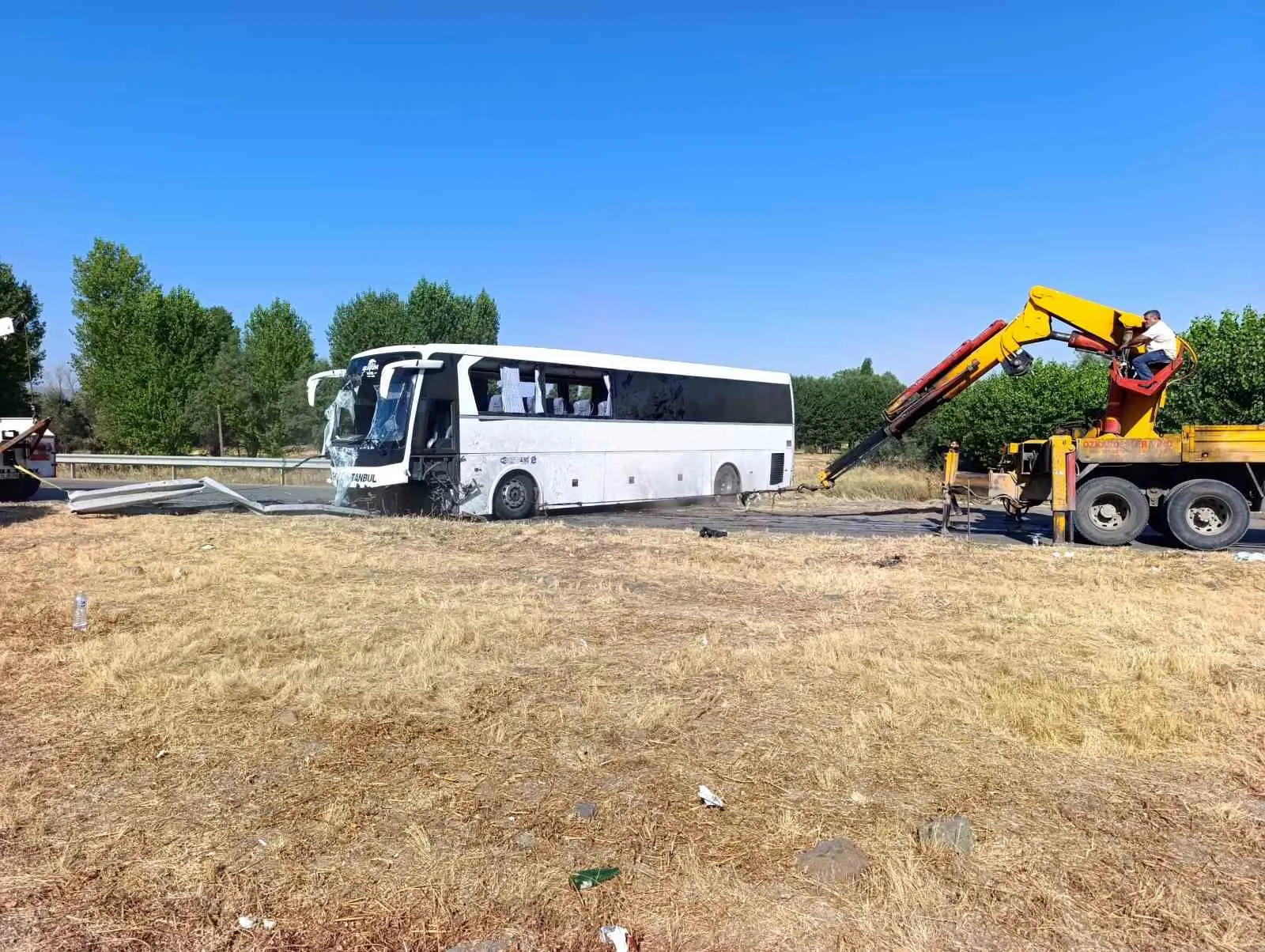 Afyonkarahisar'da otobüs faciası: Bariyerlere çarpan araç devrildi, 22 yaralı var