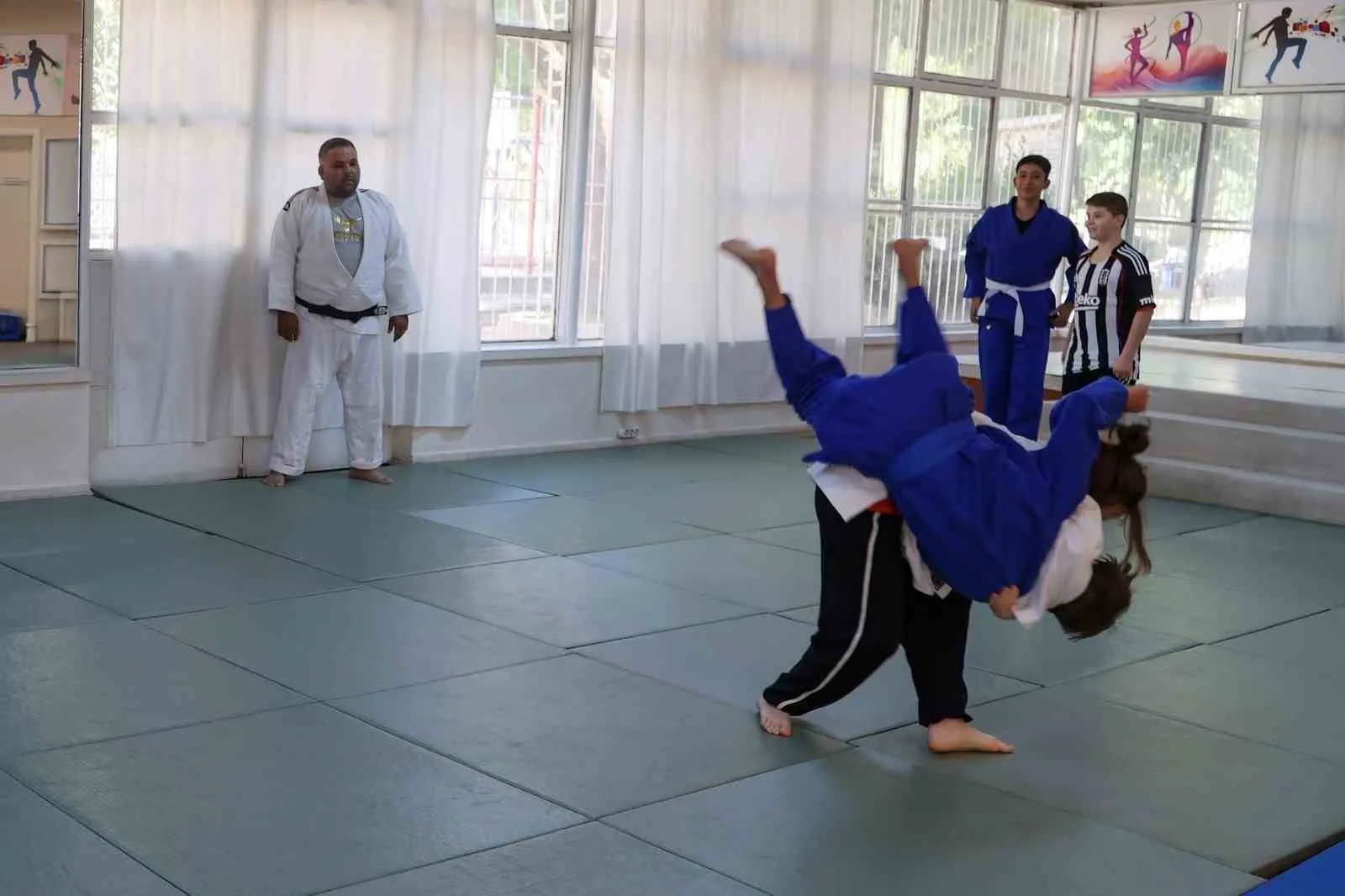 Efelerli minikler tatilde mindere iniyor: Judo ile hem spor hem disiplin