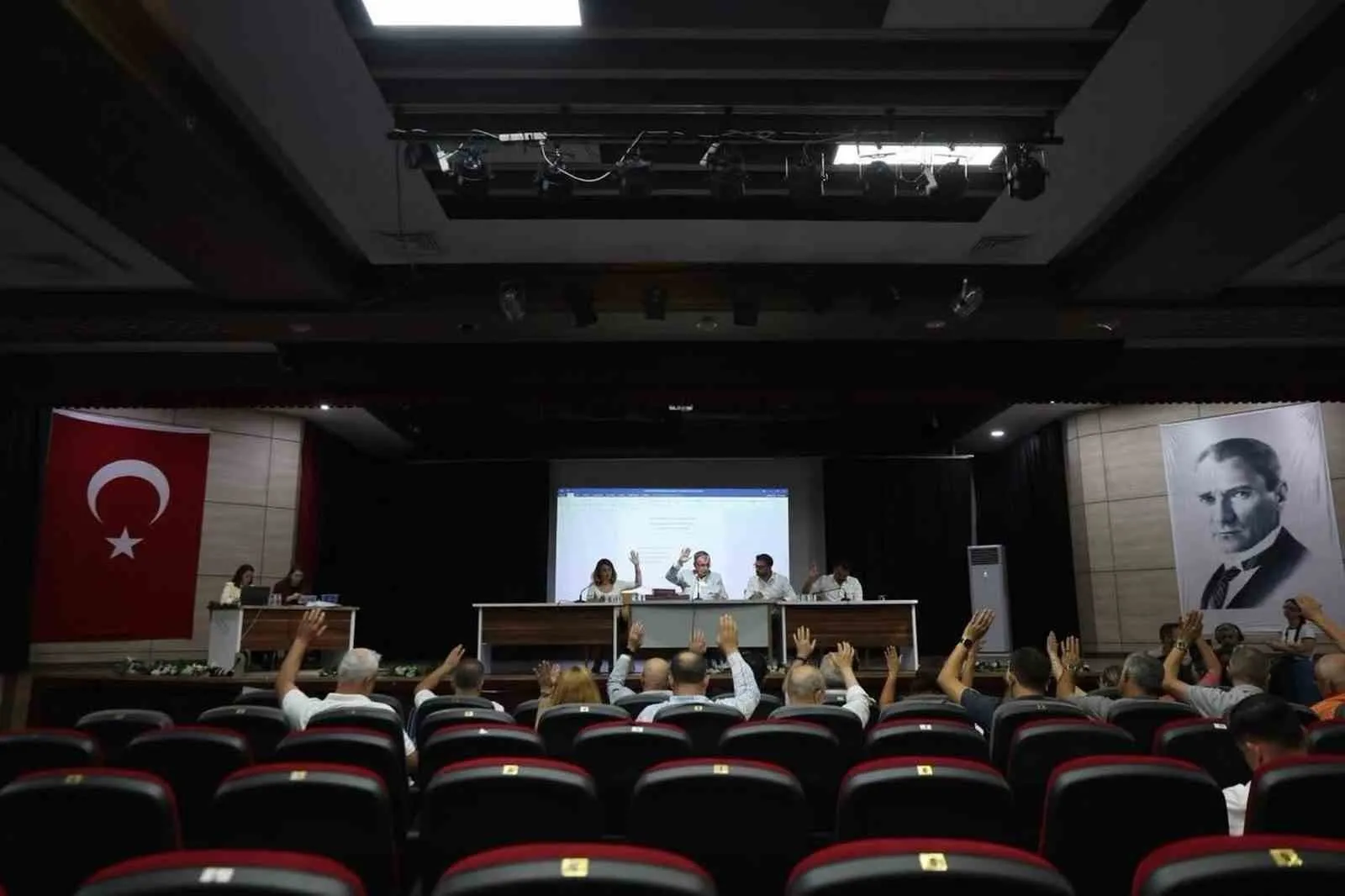 Yunusemre’de taşlar yerinden oynadı: Meclis’te kritik revizyon
