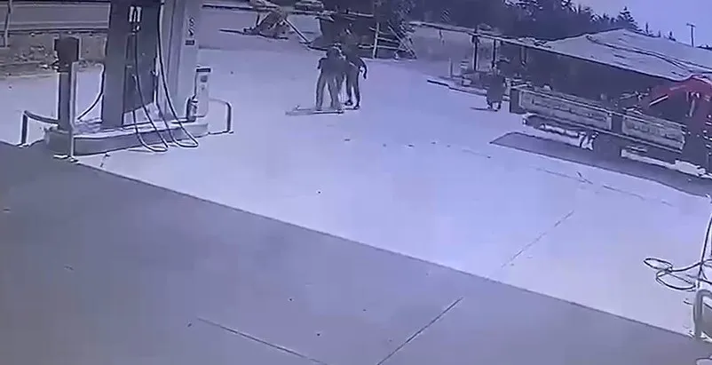 Tavas’ta korku dolu dakikalar: Takıntılı eski sevgili, ailesinin önünde silahla kaçırdı