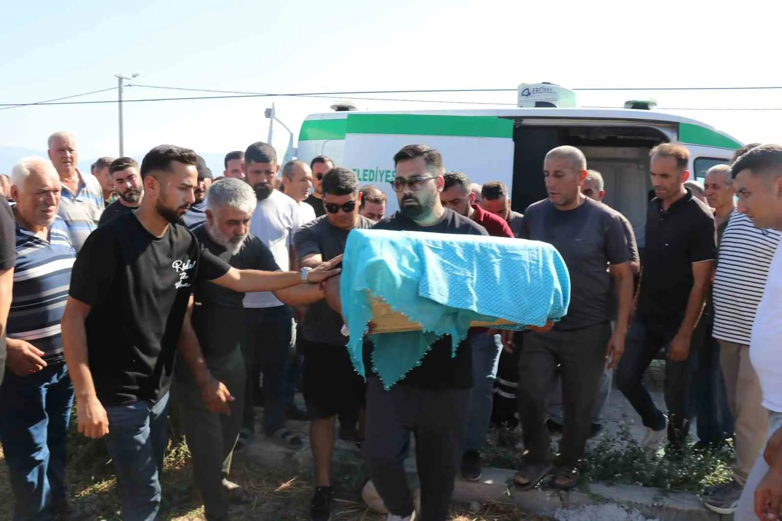 Minik Güney'in Kundağı Mezarında Son Nöbetini Tutuyor: Acılı Baba Kuzey'le Helallik İstedi