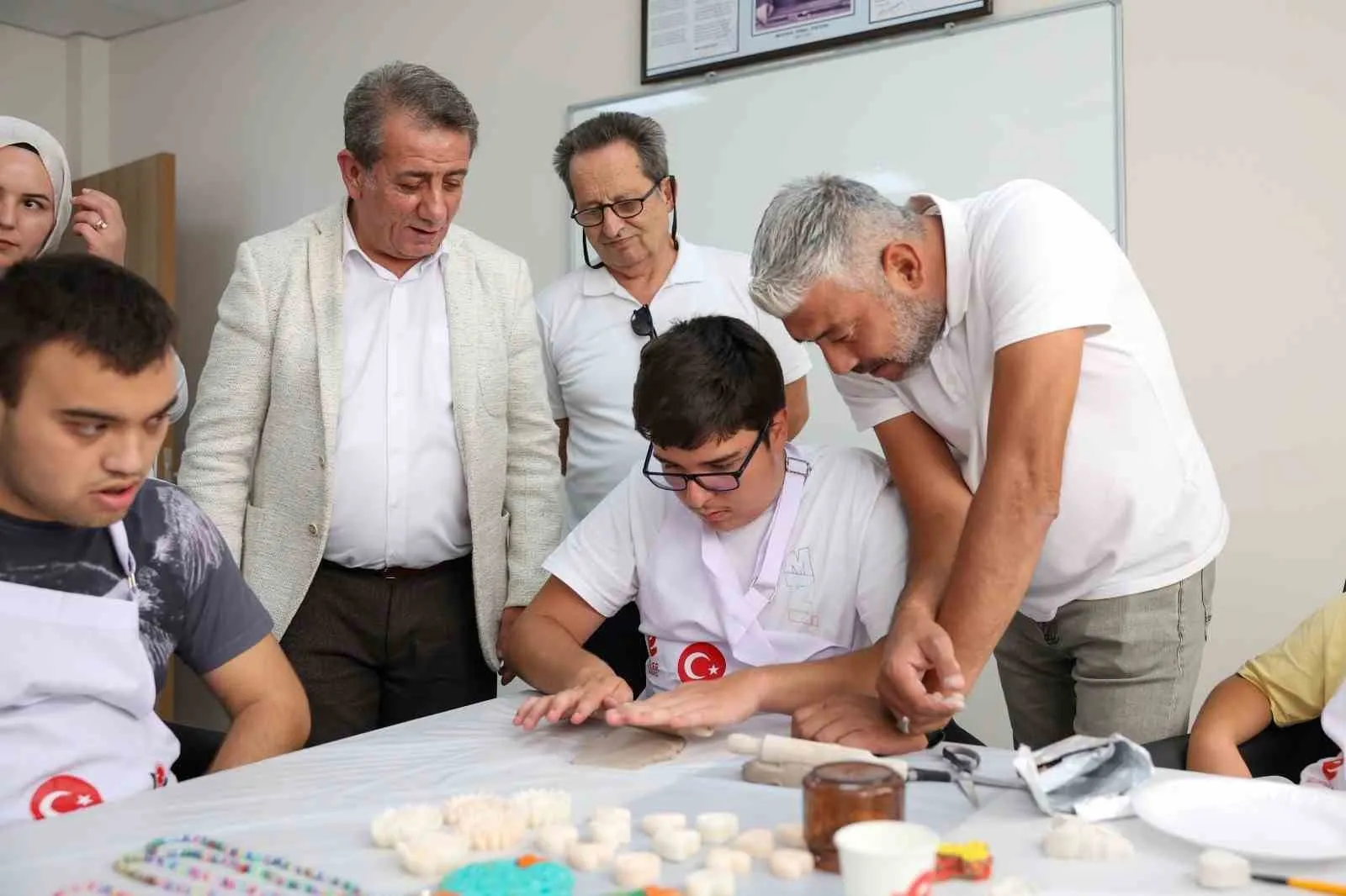 Efeler'de atölye mesaisi: Özel bireylerin elinden çıkan eserler göz dolduruyor