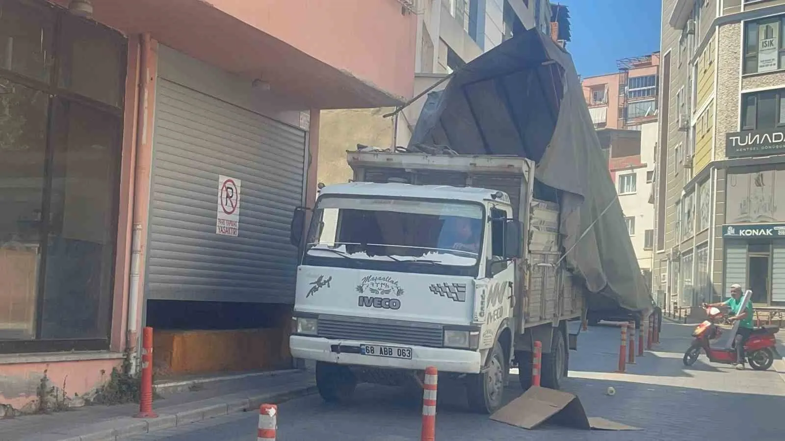 Dar Sokakta Şoförün Kabusu: Çıkıntılı Balkon Kamyonetin Kasasını Biçti