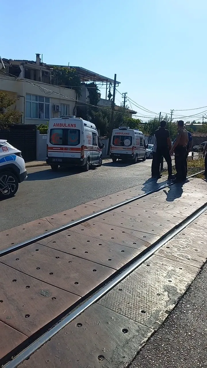 Manisa'da motosikletli pusu: Baba ve 17 yaşındaki oğlu sokak ortasında katledildi