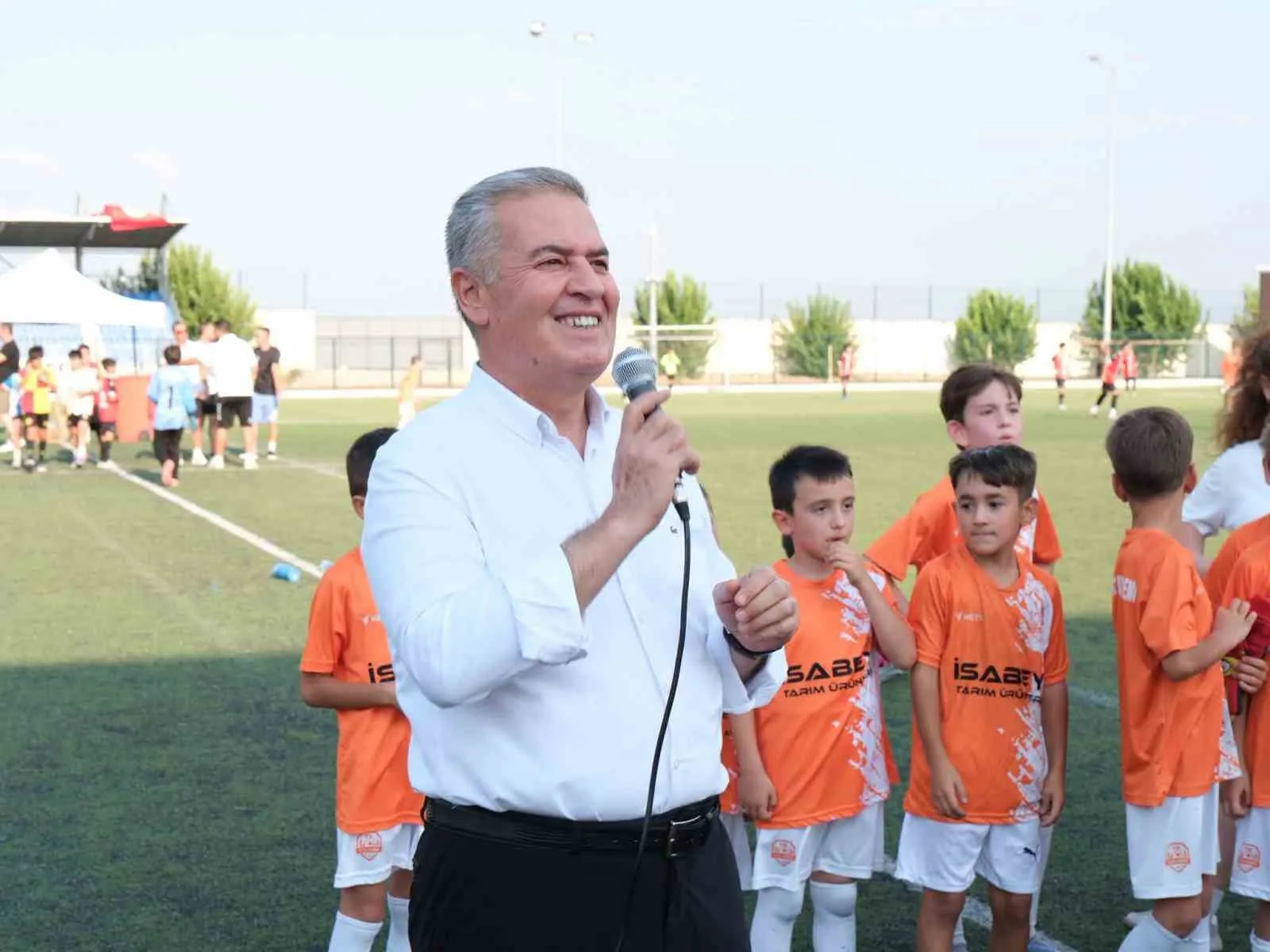 Buharkent’te miniklerin futbol şöleni kupa töreniyle taçlandı