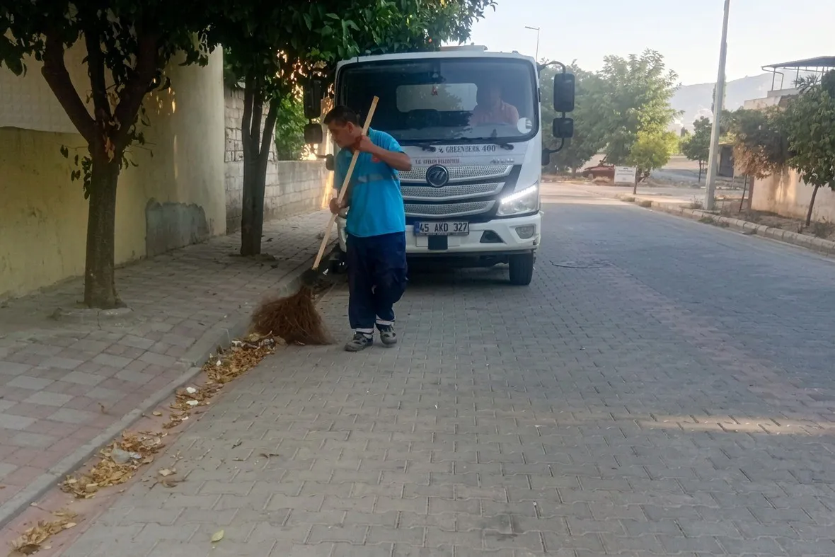 Efeler'de hijyen operasyonu: Sanayi ve mahalleler yenilendi