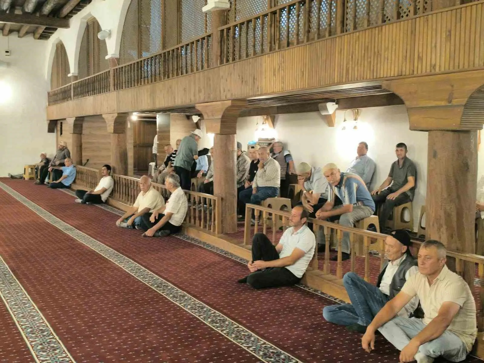 Şuhut'ta Kandil Gecesi Büyük Camii'nde Doldurdu; Müftü Üney'den Birlik Vurgusu