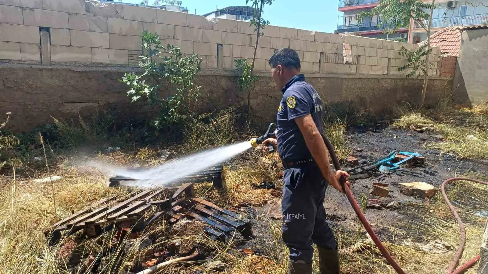 Aydın’da apartman bahçesinde korkutan dumanlar: İtfaiye ekipleri harekete geçti