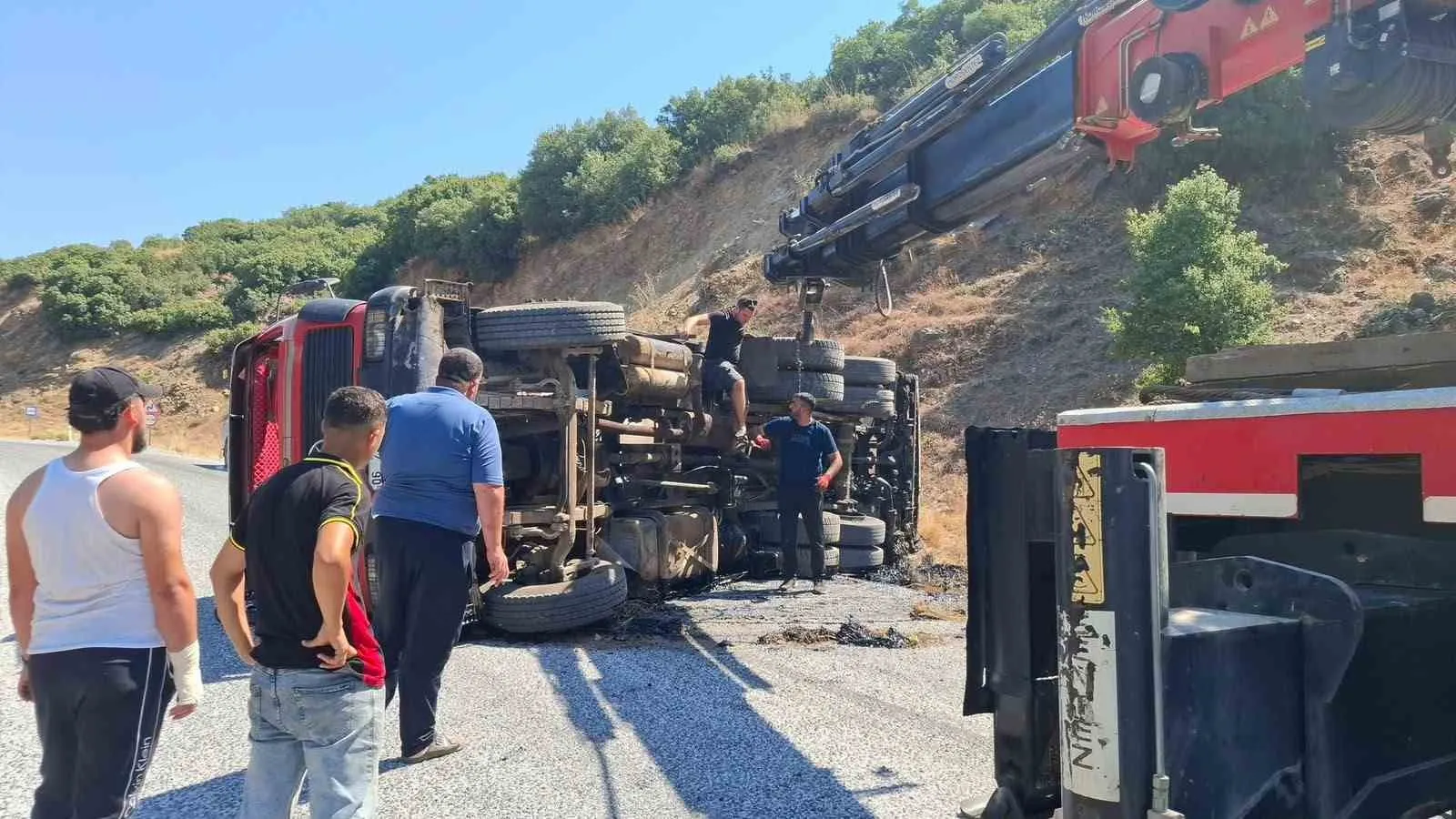 Manisa'da trafik felç oldu: Devrilen tanker saatlerce yolu kapattı