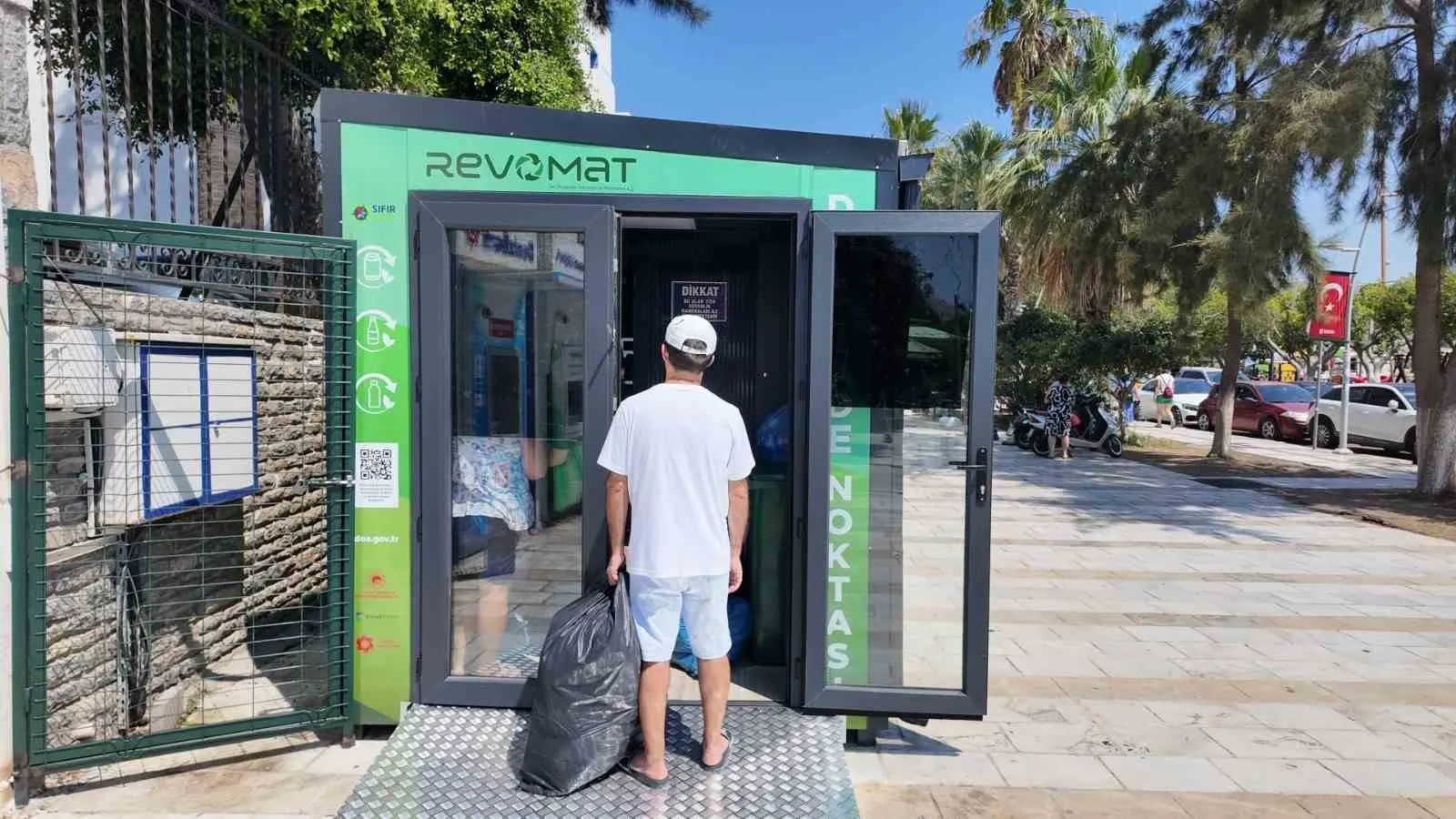 Bodrum’da atık yönetimine teknolojik dokunuş: Doğayı koruyan makineler sokaklara indi