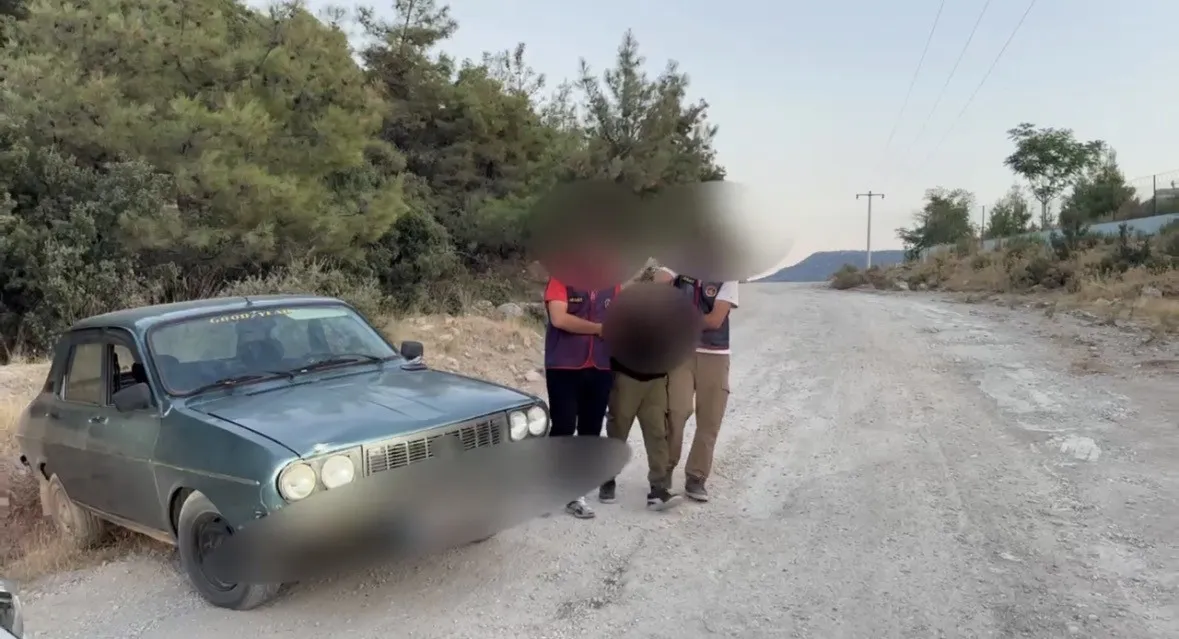 Tavas’ta korku dolu dakikalar: Takıntılı eski sevgili, ailesinin önünde silahla kaçırdı