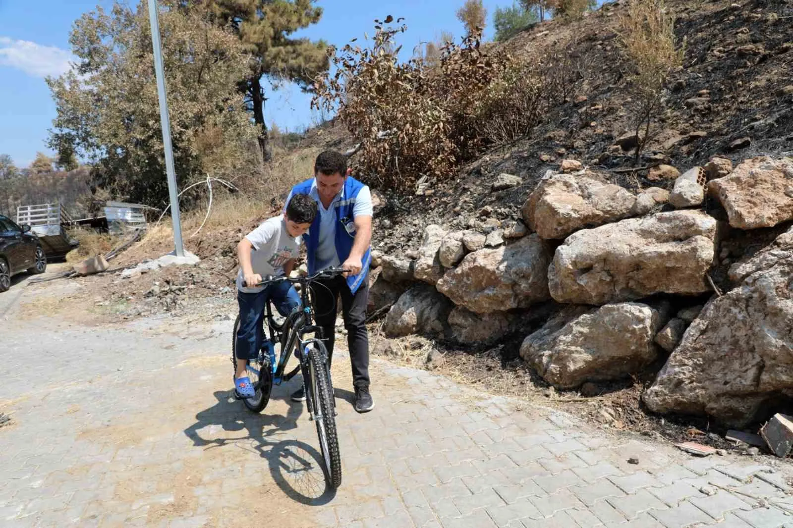 Yangın felaketinin ardından gelen yüz güldüren hediye: Umut’un yeni bisikleti