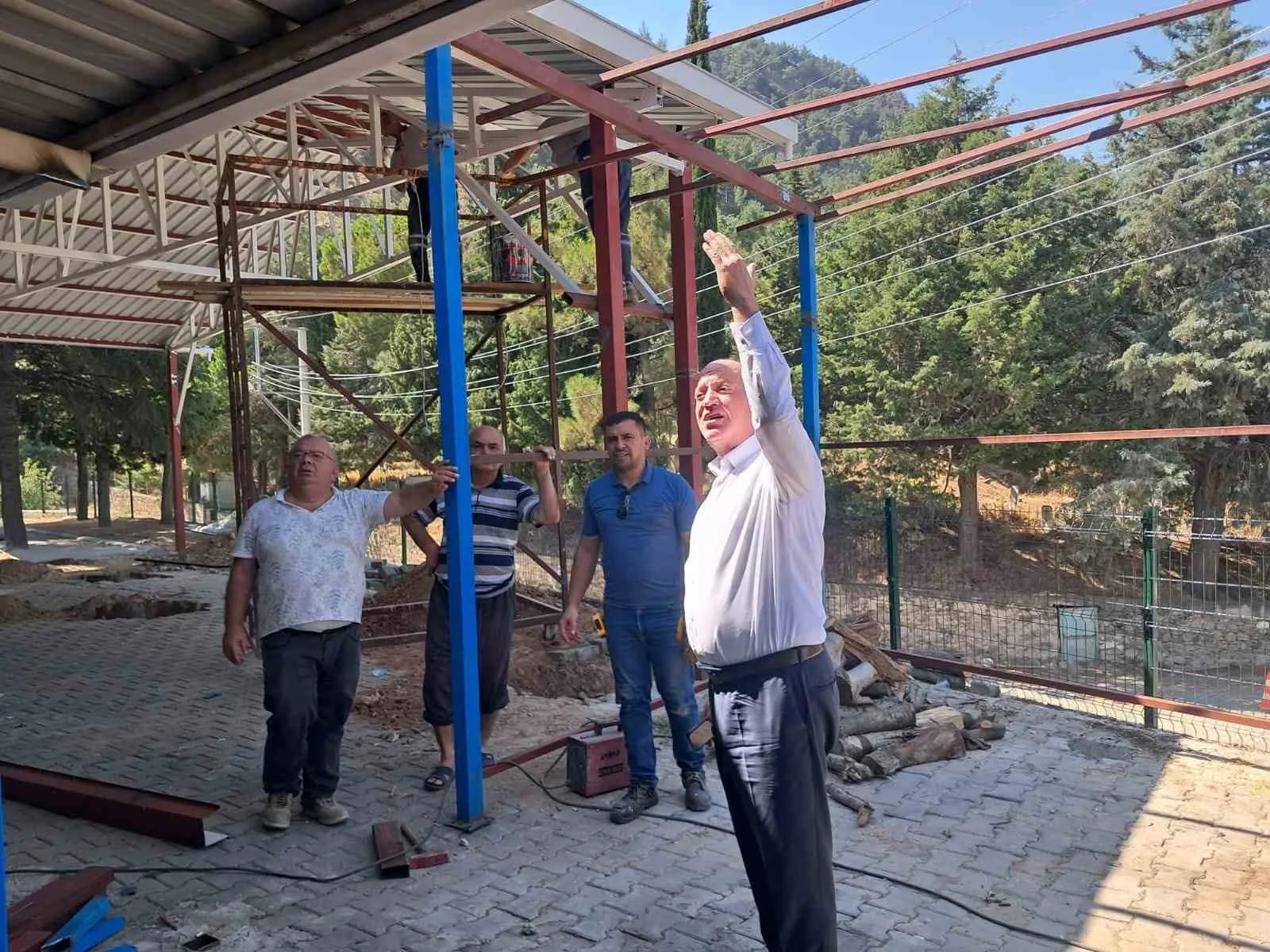 Babadağ’da hava durumu engel olmaktan çıkıyor: Okul bahçelerine modern dokunuş