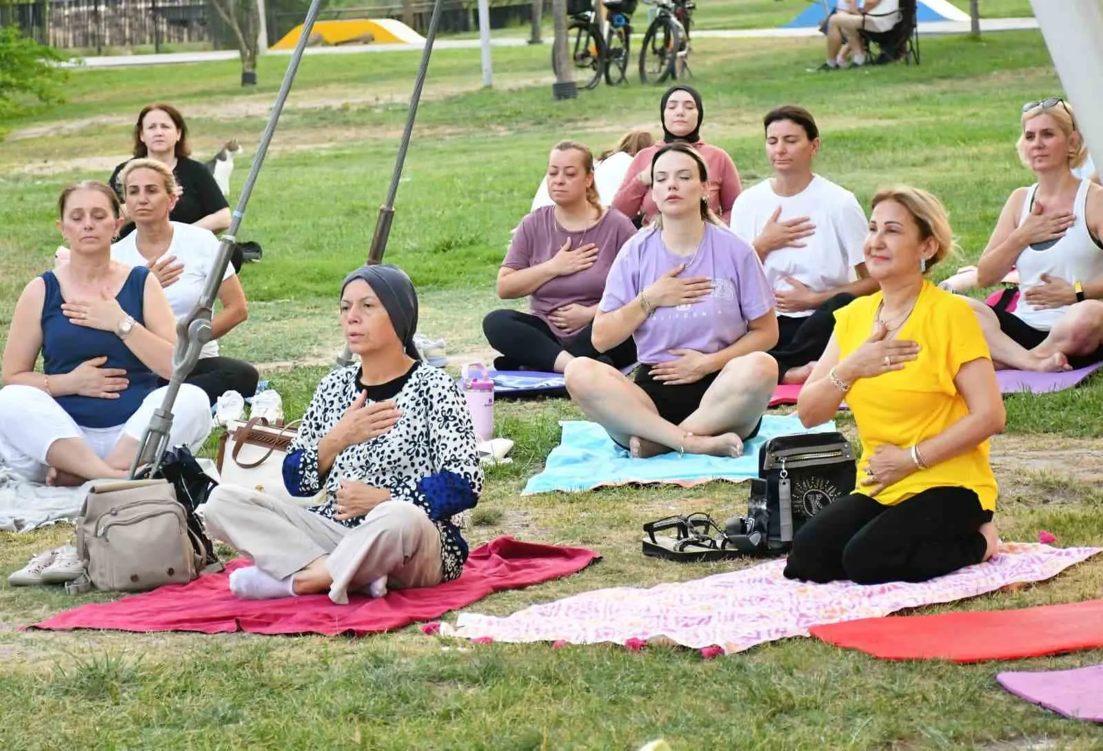 Yunusemre’de parklar sporla şenlendi: Kadınlardan yogaya yoğun ilgi