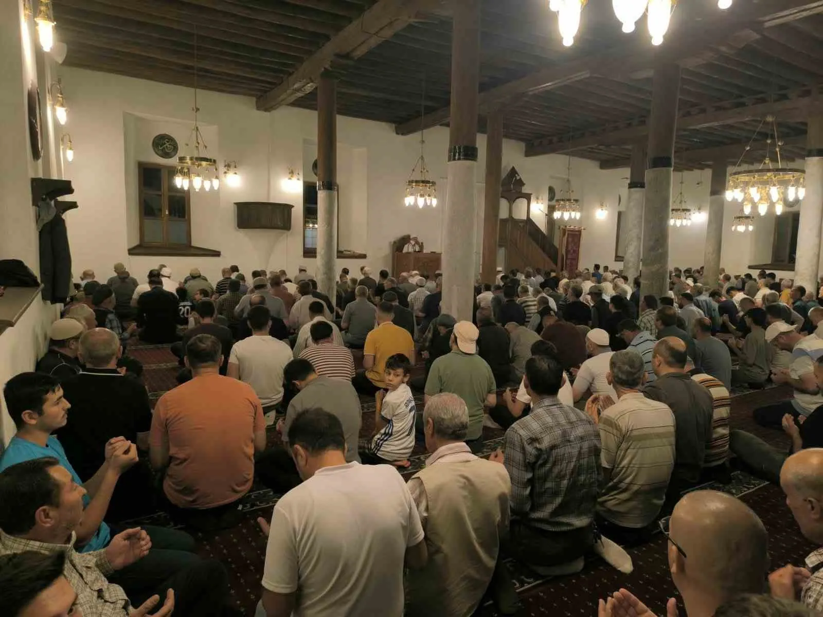 Şuhut'ta Kandil Gecesi Büyük Camii'nde Doldurdu; Müftü Üney'den Birlik Vurgusu