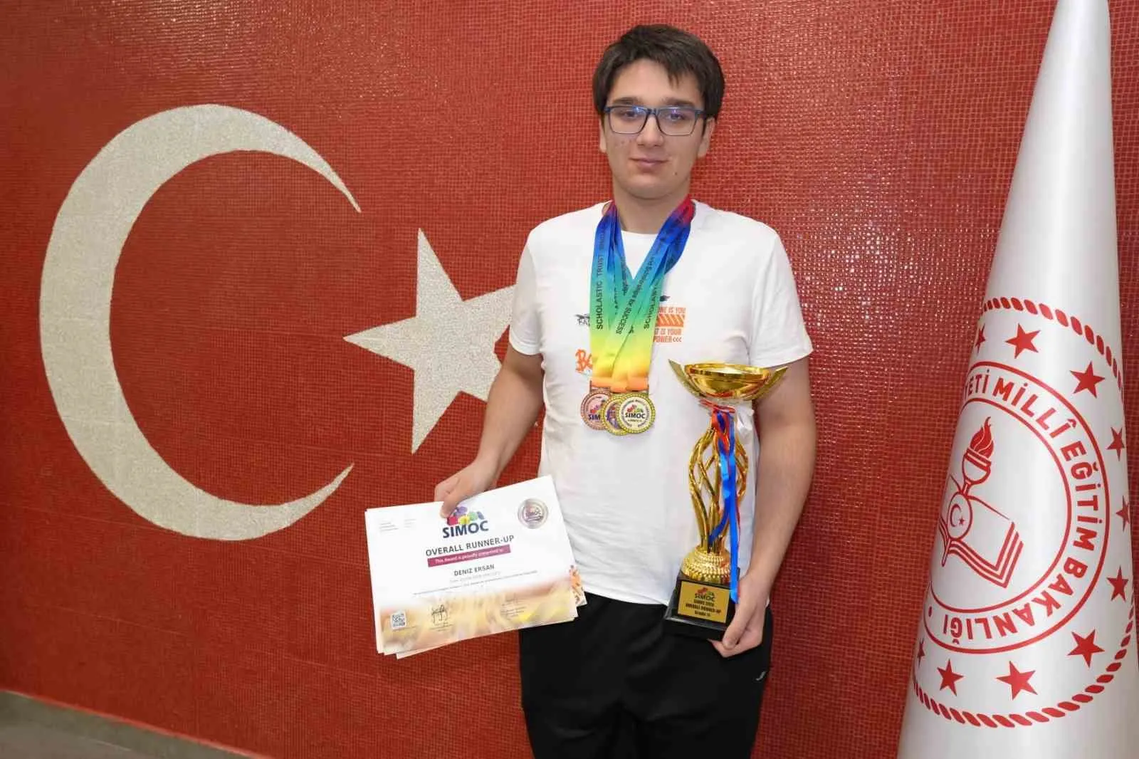 Sayıların efendisi İzmir'den çıktı: Dünya ikinciliği kupasını evine getirdi