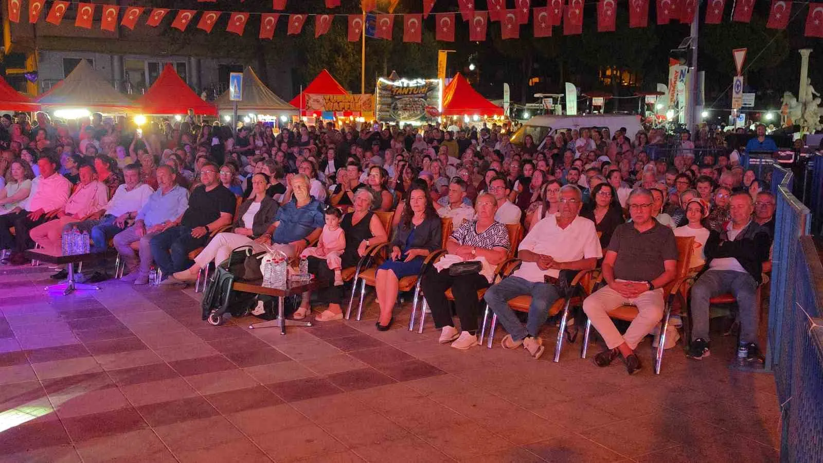 Afrodisias'ta 37. Festival Kapanışı: Zara'nın Sesi Zafer Bayramı Coşkusuyla Birleşti