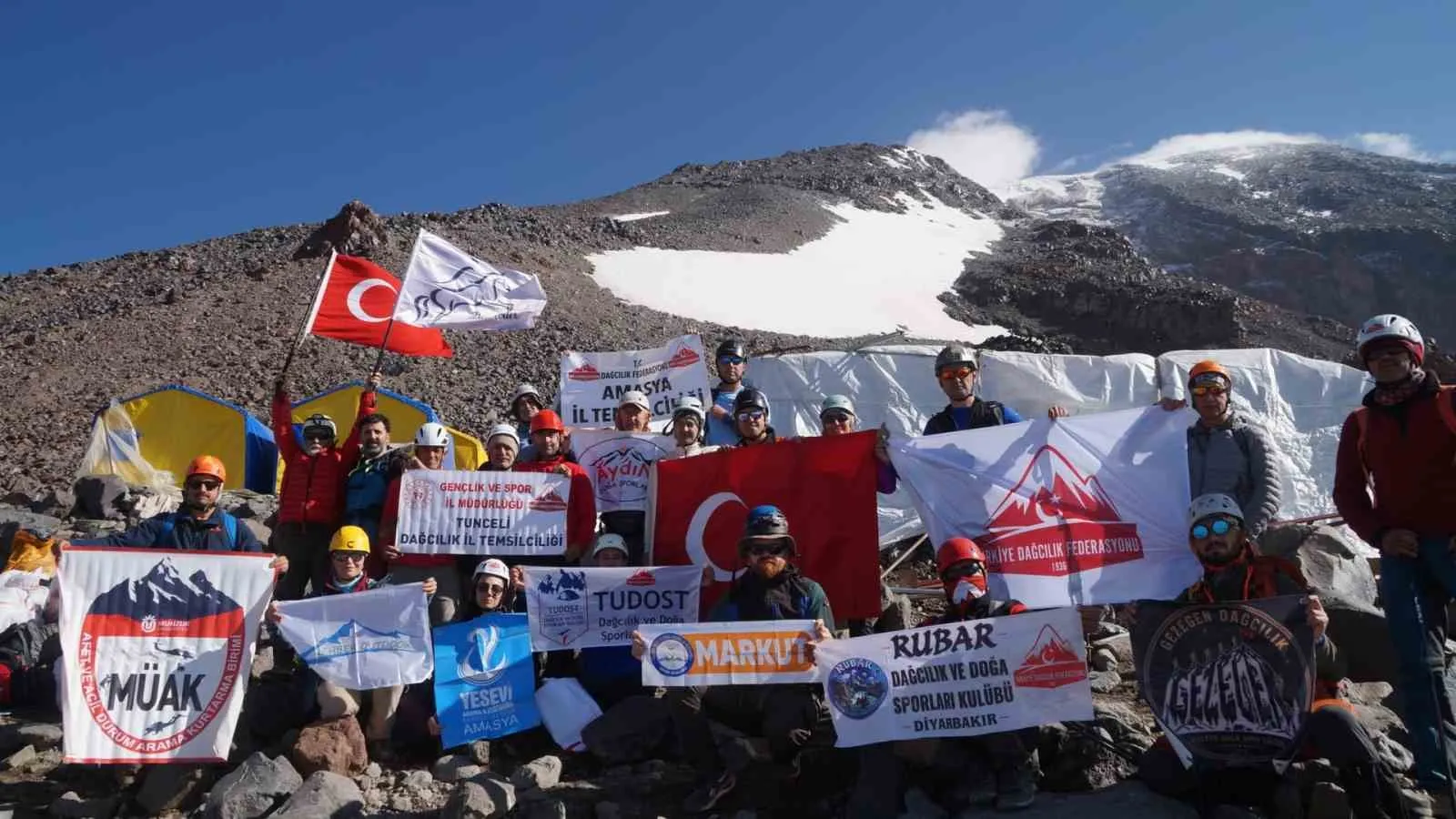 Demircili Dağcının 4 Bin 200 Metredeki Zafer Bayramı Coşkusu