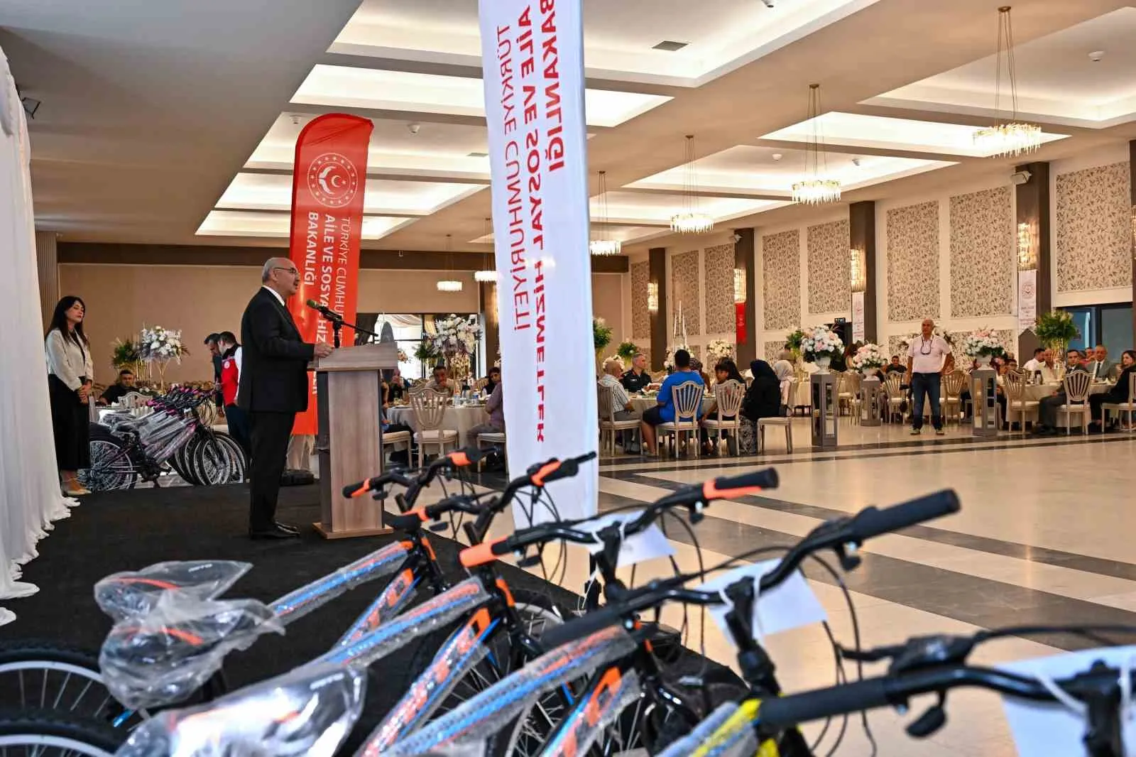 Denizli’de pedallar mutluluk için döndü: Vali Köşger’den miniklere anlamlı destek