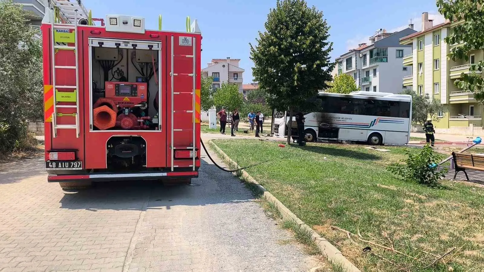 Kötekli'de korkutan gece: Park halindeki araç küle döndü